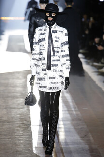 Moschino FALL 2018 MENSWEAR Milan MFW коллекция Moschino осень 2018 мужская неделя моды в Милане Mainstyles